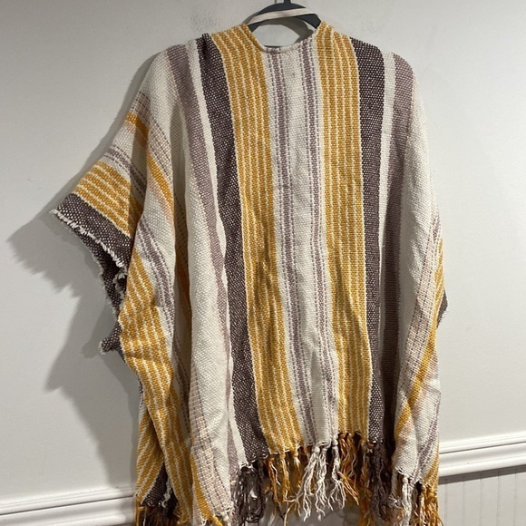 Aerie Soft and Cozy Poncho shrug yellow‎ grey OS - Picture 4 of 4